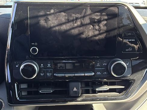 Used 2023 Toyota Highlander XLE image 7