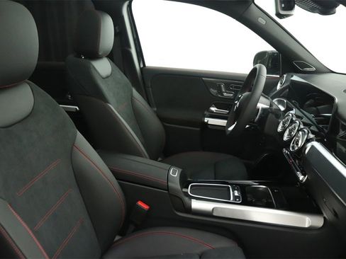 New 2025 Mercedes-Benz GLB 250 image 9