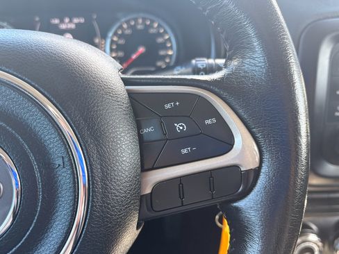 Used 2015 Jeep Renegade Latitude image 19