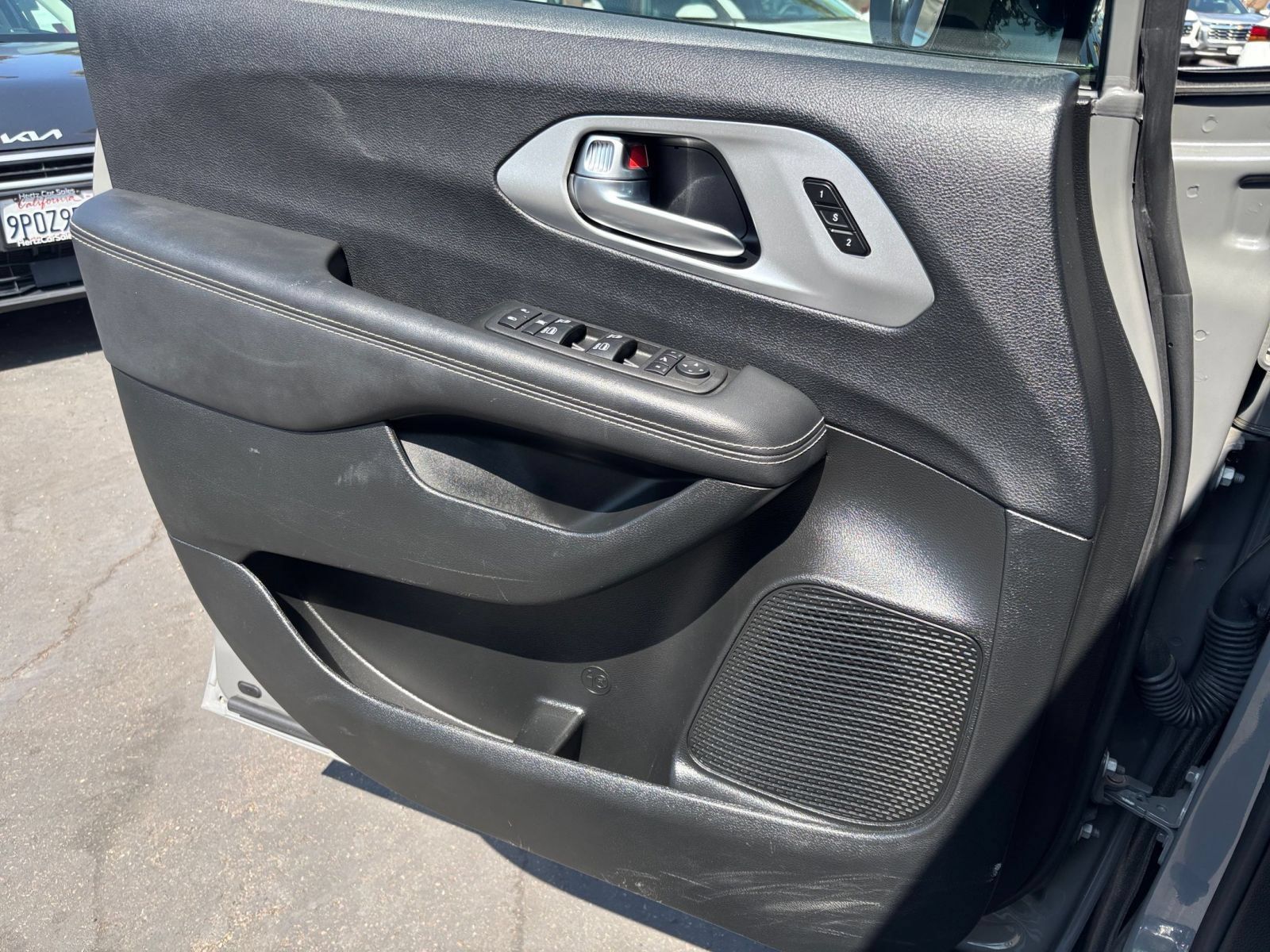 Used 2025 Chrysler Pacifica Limited FWD image 18