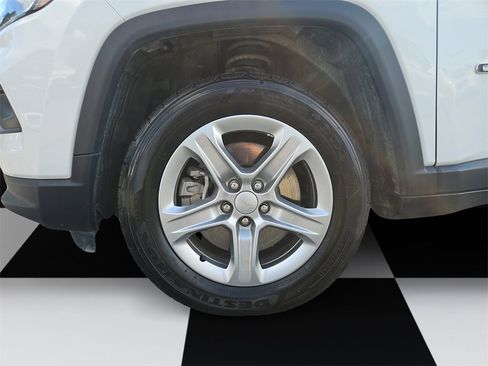 Used 2024 Jeep Compass Latitude image 14