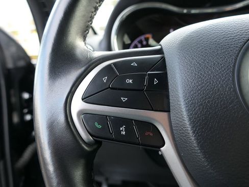 Used 2021 Jeep Grand Cherokee Laredo image 16