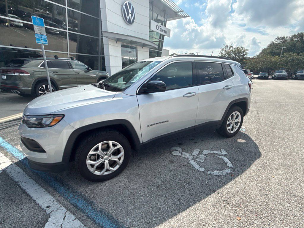 Used 2024 Jeep Compass Latitude AWD/4WD image 3