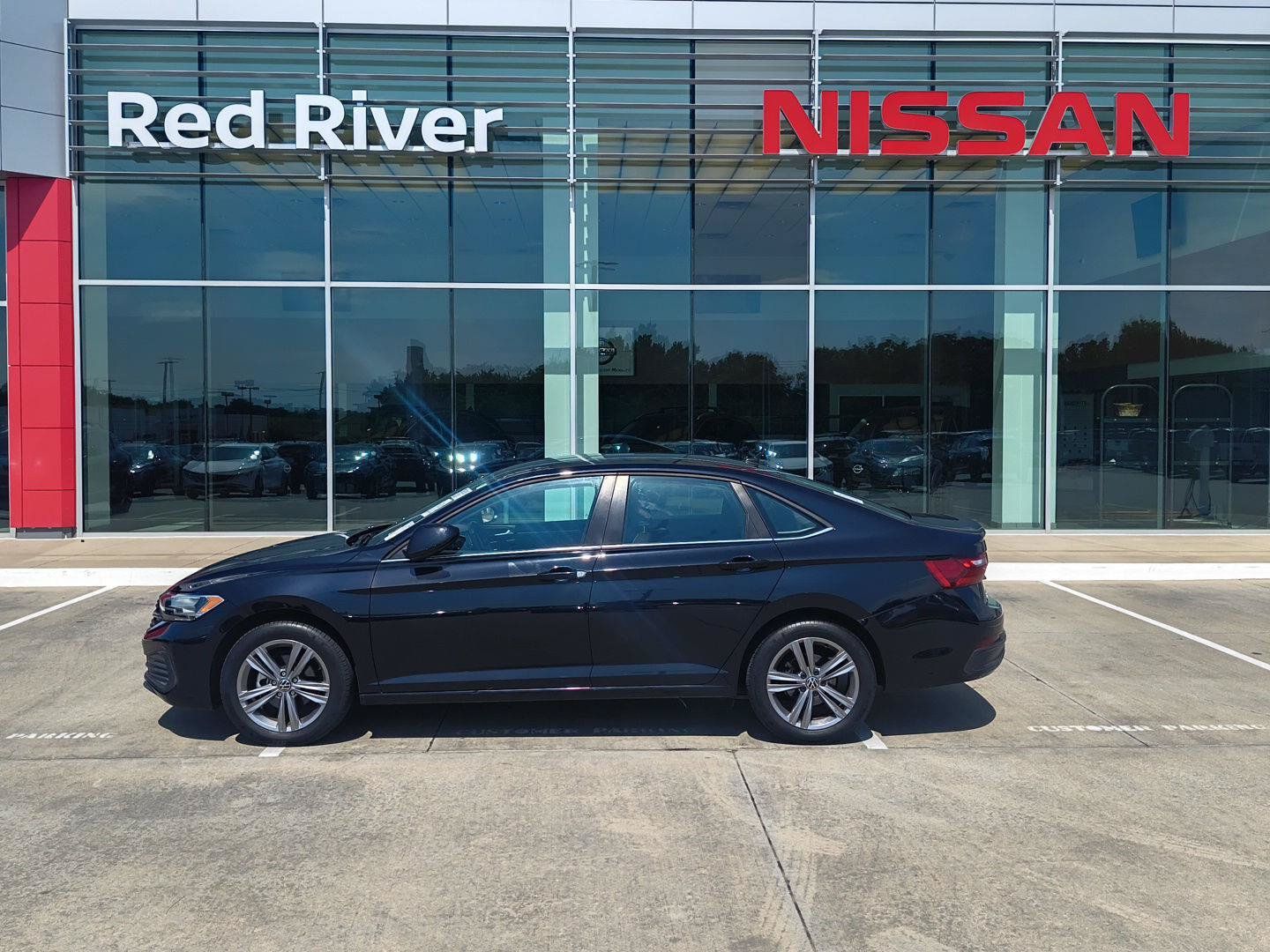 Used 2022 Volkswagen Jetta SE FWD image 2