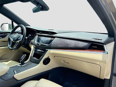Used 2018 Cadillac XT5 Luxury w/ Driver Awareness Package image 32