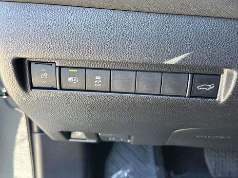 Used 2022 Toyota Venza LE AWD/4WD image 12