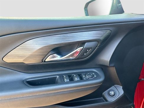 Used 2024 GMC Terrain SLE w/ Driver Convenience Package image 9