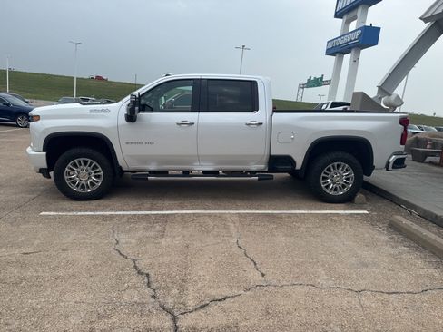 Used 2021 Chevrolet Silverado 2500 High Country AWD/4WD image 2