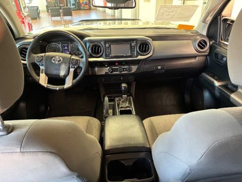 Used 2016 Toyota Tacoma SR5 w/ SR5 Appearance Package (SN) image 16