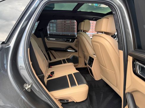 Certified 2023 Porsche Cayenne Turbo S AWD/4WD image 20