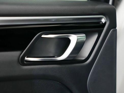 Certified 2023 Porsche Macan image 15