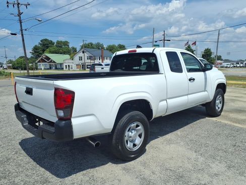Used 2022 Toyota Tacoma SR RWD image 2