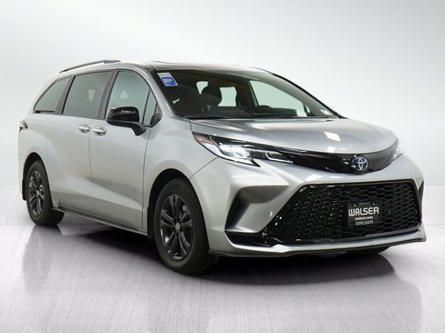 Used 2025 Toyota Sienna XSE AWD/4WD image 7