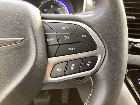 Used 2023 Chrysler Pacifica Touring-L image 20