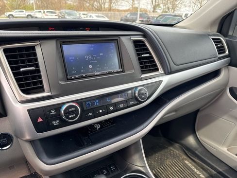 Used 2018 Toyota Highlander XLE AWD/4WD image 11