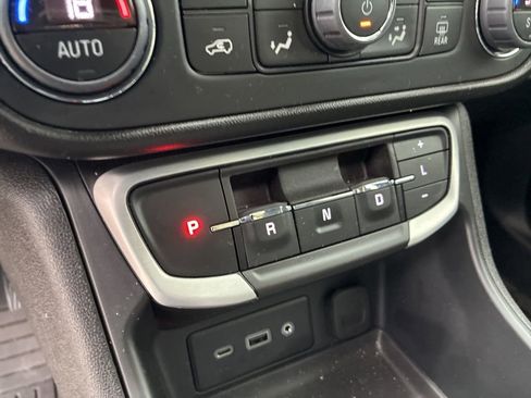 Used 2024 GMC Terrain SLE w/ Driver Convenience Package image 14