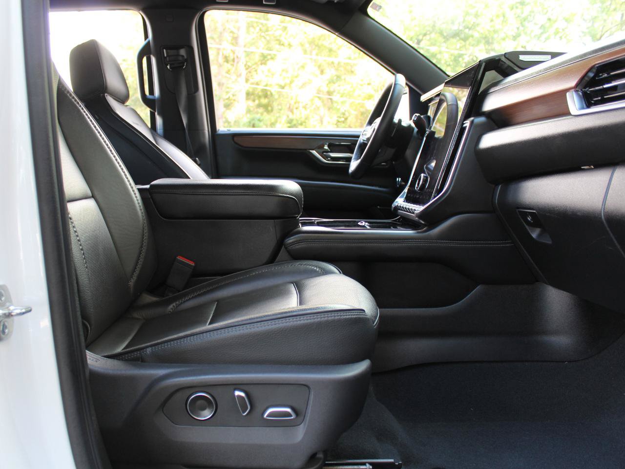 Used 2025 GMC Yukon Denali RWD image 32