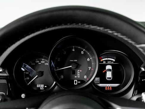 Certified 2024 Porsche Macan AWD/4WD image 16