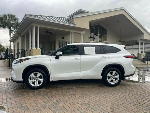 Used 2023 Toyota Highlander LE image 2