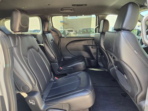 Used 2025 Chrysler Pacifica Select FWD image 25