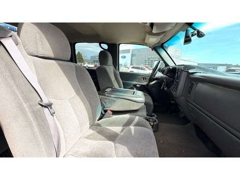 Used 2005 Chevrolet Silverado 2500 LS w/ Heavy-Duty Power Package AWD/4WD image 13