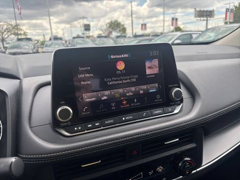 Used 2025 Nissan Rogue SV FWD image 19