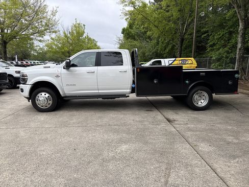 New 2026 RAM 5500 4x4 Crew Cab image 4