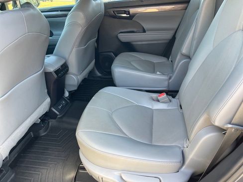 Used 2022 Toyota Highlander Limited image 12