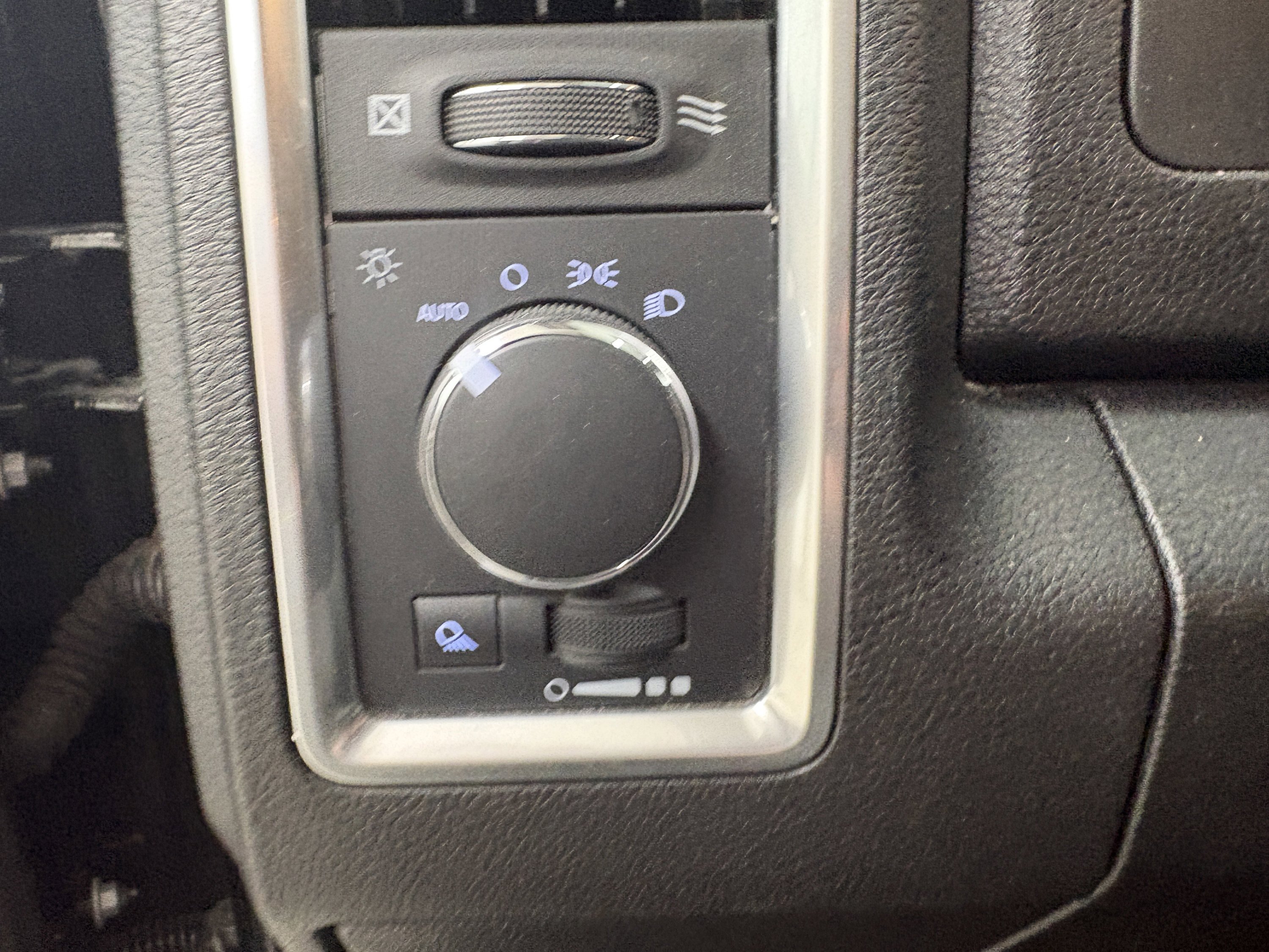 Used 2024 RAM 1500 Classic SLT RWD image 18