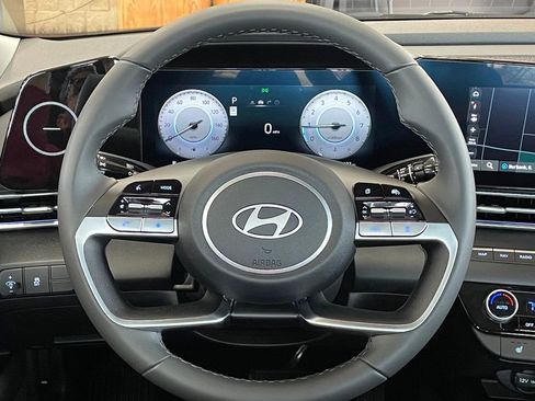 Used 2025 Hyundai Elantra Limited image 23