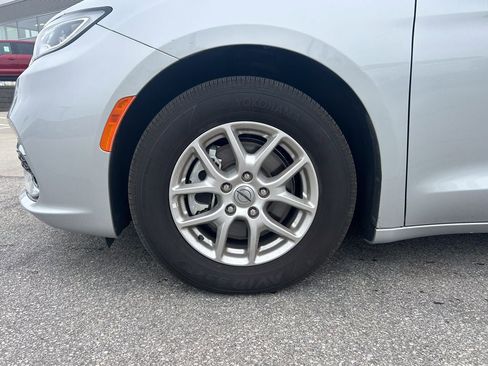 Used 2024 Chrysler Pacifica Touring-L FWD image 34