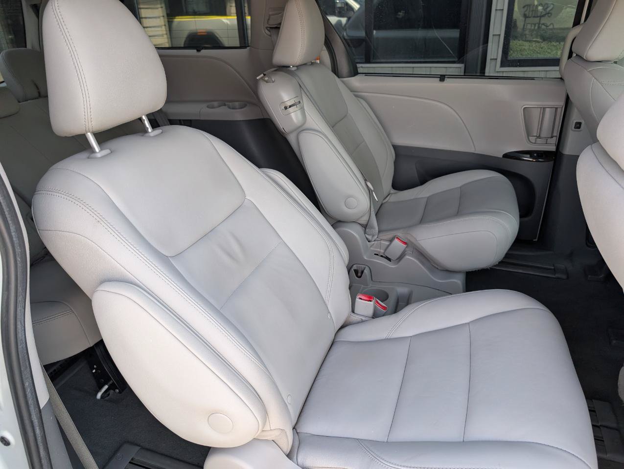 Used 2020 Toyota Sienna XLE w/ XLE Navigation Package FWD image 21