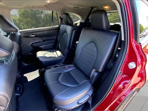 Used 2023 Toyota Highlander XLE AWD/4WD image 22