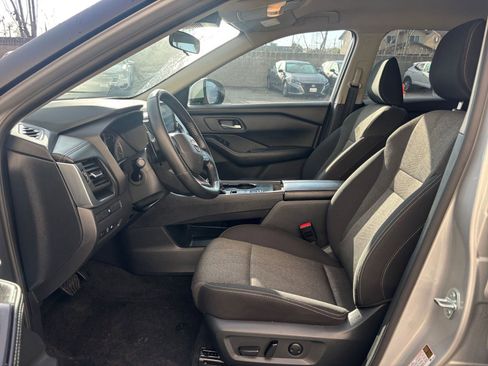 Used 2025 Nissan Rogue SV image 28