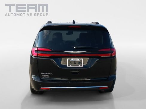 Used 2022 Chrysler Pacifica Touring-L w/ Uconnect Theater Family Group FWD image 6