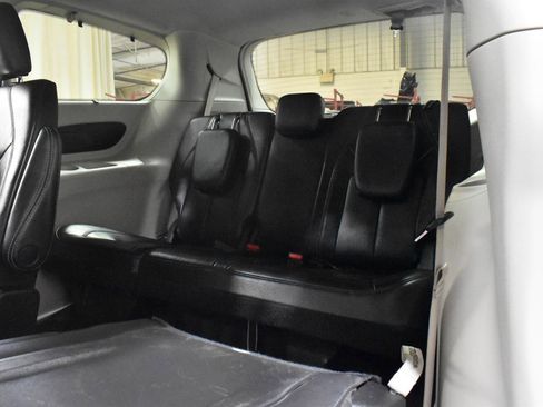 Used 2022 Chrysler Pacifica Touring-L FWD image 9