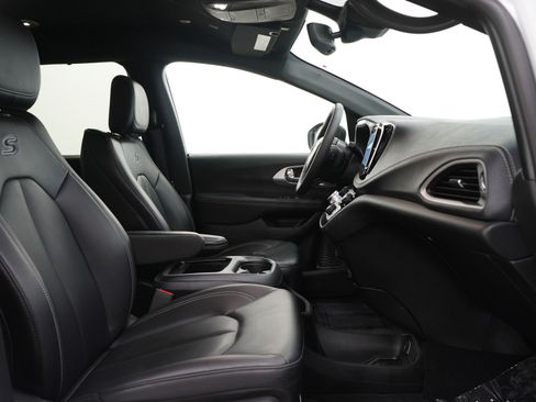 Used 2023 Chrysler Pacifica Touring-L w/ S Appearance Package image 13