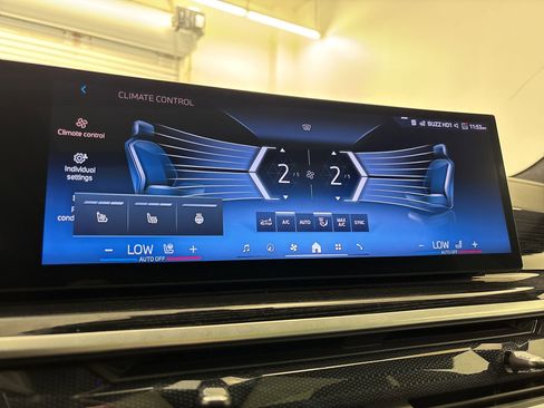 Used 2024 BMW X7 xDrive40i w/ M Sport Package image 25