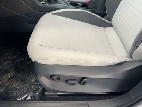 New 2026 Volkswagen Taos SE image 14