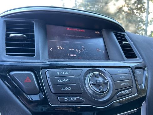 Used 2018 Nissan Pathfinder SV image 17