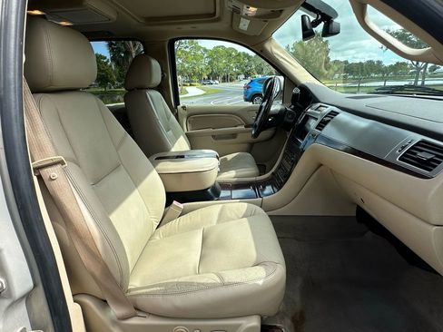 Used 2010 Cadillac Escalade Premium image 19