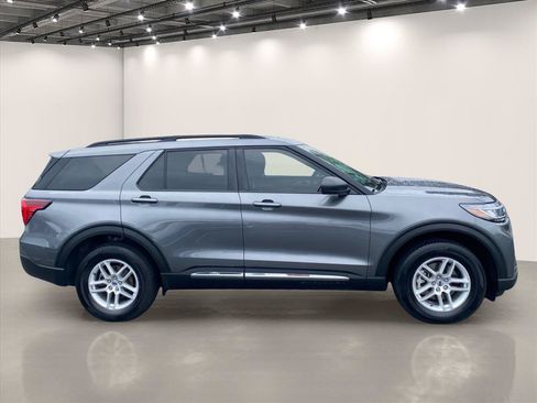 Used 2025 Ford Explorer Active AWD/4WD image 8