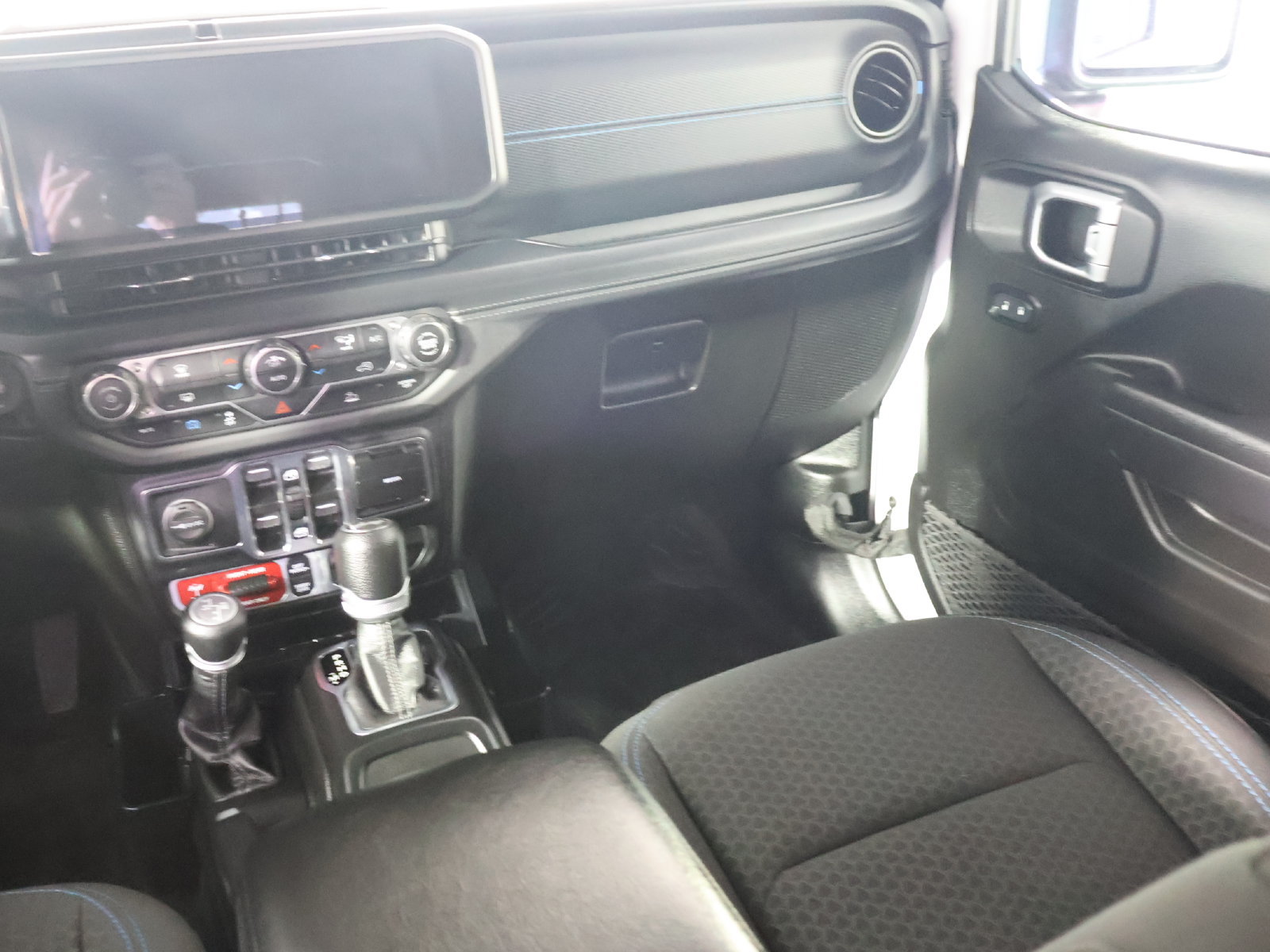 Used 2024 Jeep Wrangler Unlimited Rubicon 4xe w/ Capability Package AWD/4WD image 27