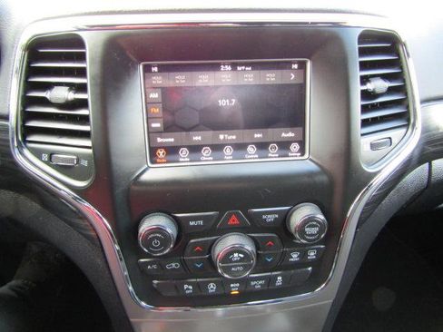 Used 2021 Jeep Grand Cherokee Laredo image 10