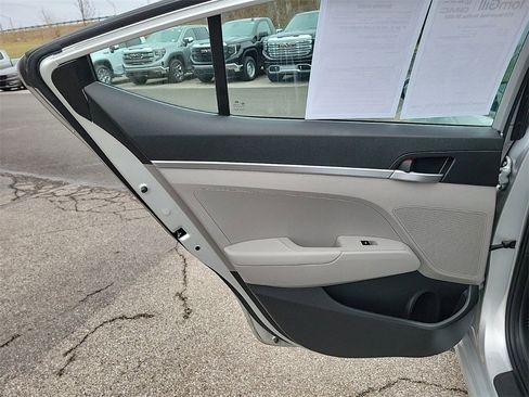 Used 2019 Hyundai Elantra SE image 13
