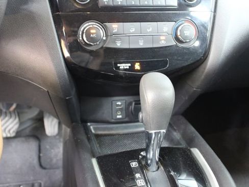 Used 2015 Nissan Rogue SV AWD/4WD image 18