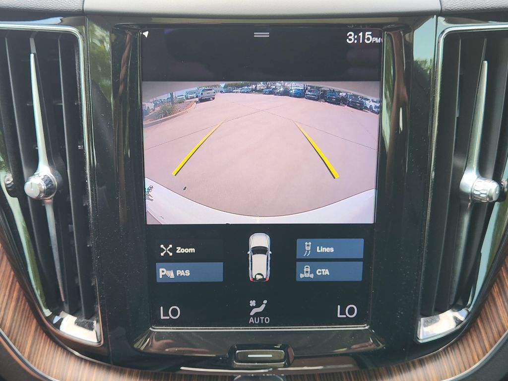 Used 2021 Volvo XC60 T5 Momentum w/ Premium Package FWD image 9