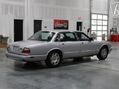 Used 2002 Jaguar XJ8 L Vanden Plas image 4