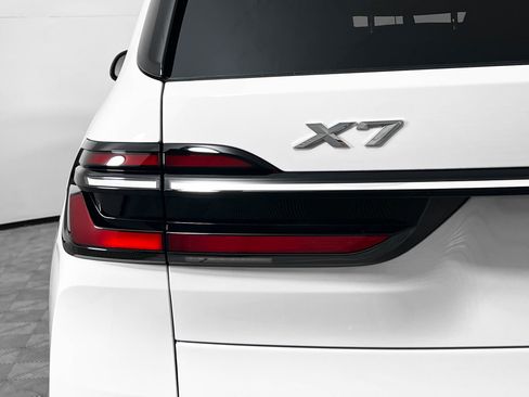 Used 2024 BMW X7 xDrive40i w/ Executive Package image 13