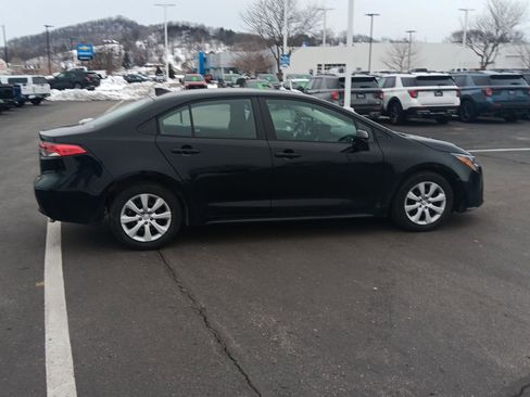 Used 2025 Toyota Corolla LE image 3